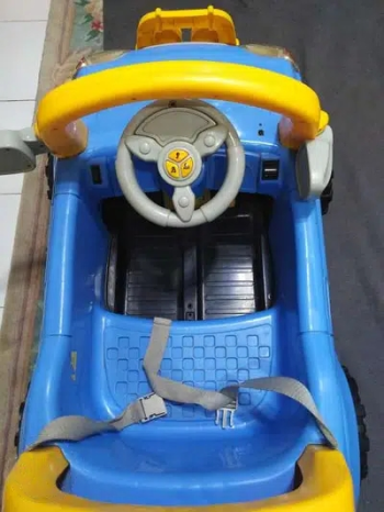 سيارة اطفال