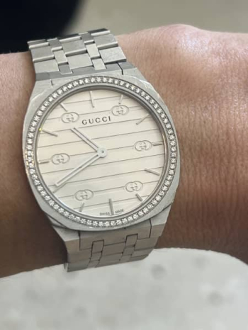 Ladies GUCCI diamond ðŸ’Ž set watch