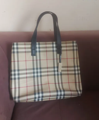authentic burberry handbag used quite a few time