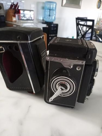 YASHICA MAT-124 TLR MEDIUM FORMAT FILM CAMERA in Port Angeles, Washington