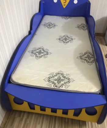 سرير على شكل سياره