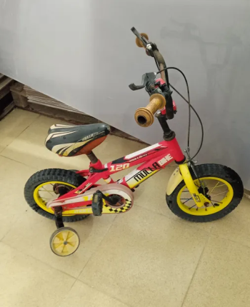 عجلة اطفال مقاس 12 بحالة جيدة