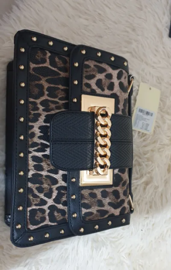 شنطة من ساشة اسود فيها نقش بني جديدة