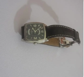 ساعه سويسرى جديدة لم تستعمل بالعلبه والضمان