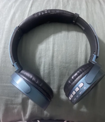 سماعه بلوتوث و أيضا تستطيع أن تشغلها بال واير موديل 2018 او 2019 شغاله صوت عالي