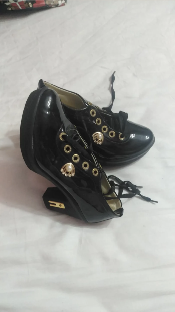 جزمة لون اسود ڨرنيه