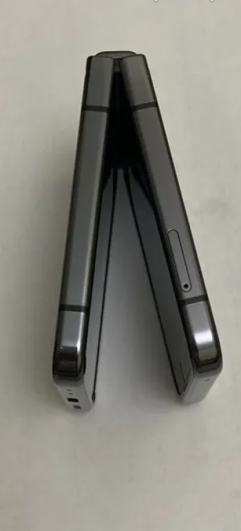 Excellent Samsung Z flip5 5G like brand new