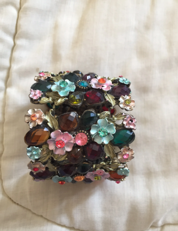 Flowery coloured metal bracelet