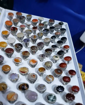 توجد لدينا جميع الاحجار الكريمة