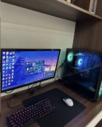 كمبيوتر قيمنق مع شاشه وكيبورد وماوس وسماعة استرو 3500