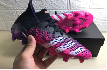 حذاء كرة قدم موجود ولادي ورجالي ومجود عدة نمر واسعار في adidas و nike و puma وكفوف وكلسات س