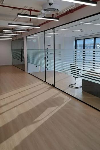 فنى زجاج والامنيوم فى دبى