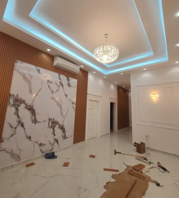 لتنفيذ أعمال الديكورات والاصباغ وبديل الرخام والخشب